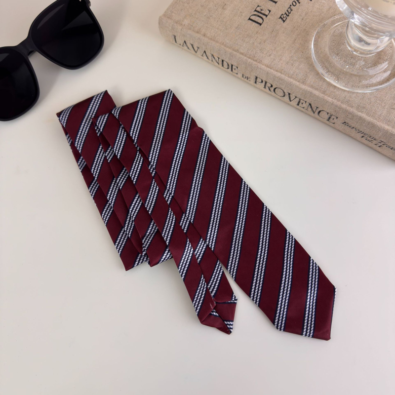 Prugasta kravata s detaljem cvijeta na ovratniku, streličastog tipa, unisex, moderan dizajn, od najlonskih vlakana.