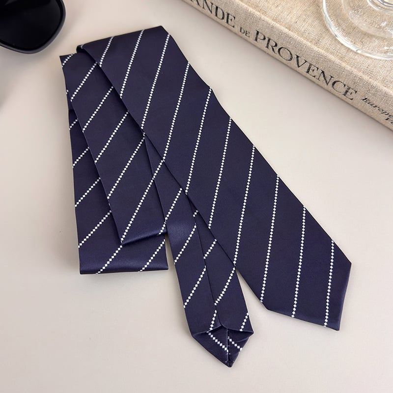 Prugasta kravata s detaljem cvijeta na ovratniku, streličastog tipa, unisex, moderan dizajn, od najlonskih vlakana.