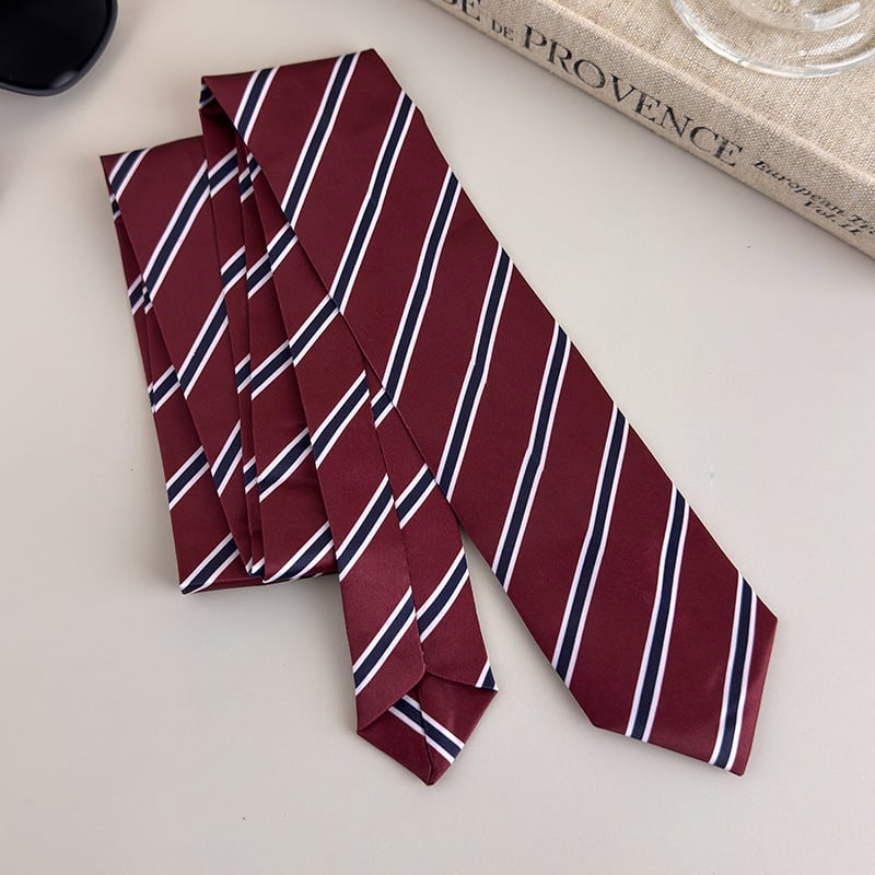 Prugasta kravata s detaljem cvijeta na ovratniku, streličastog tipa, unisex, moderan dizajn, od najlonskih vlakana.