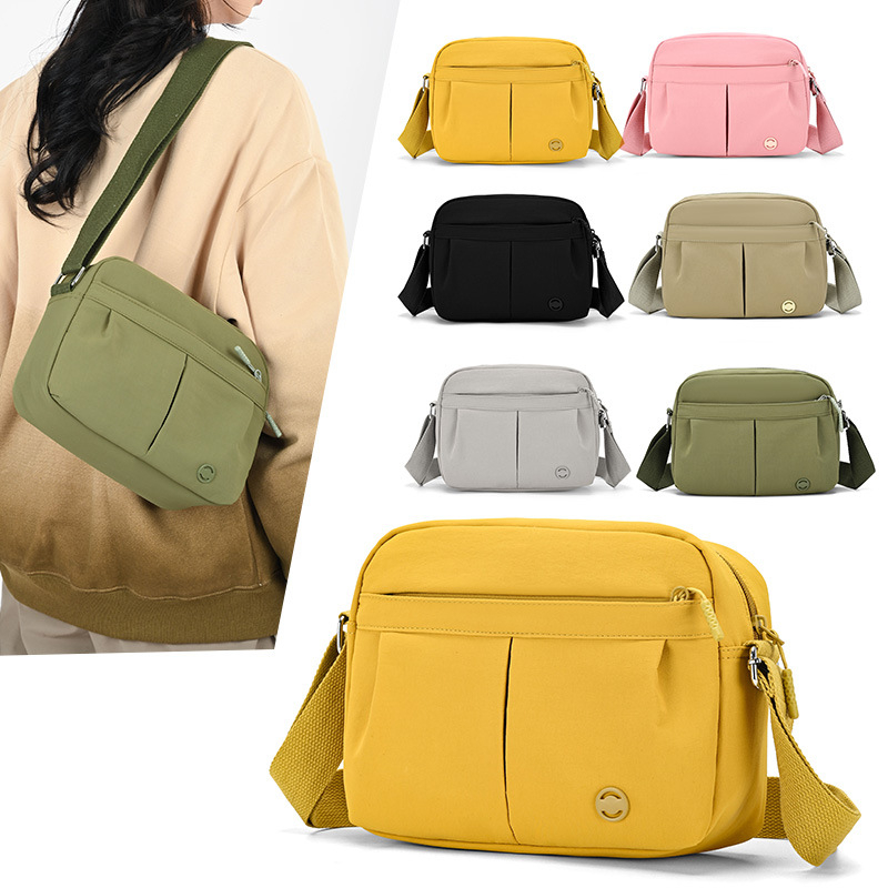 Crossbody torba od oxford platna, ulični stil, vodoravni pravokutni oblik, zatvarač, jedna naramenica, unutarnji džepovi: skriveni džep sa zipom, džep za telefon, džep za dokumente - ljeto 2025