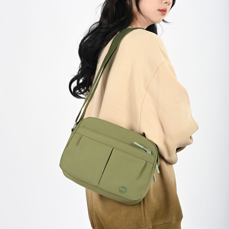 Crossbody torba od oxford platna, ulični stil, vodoravni pravokutni oblik, zatvarač, jedna naramenica, unutarnji džepovi: skriveni džep sa zipom, džep za telefon, džep za dokumente - ljeto 2025