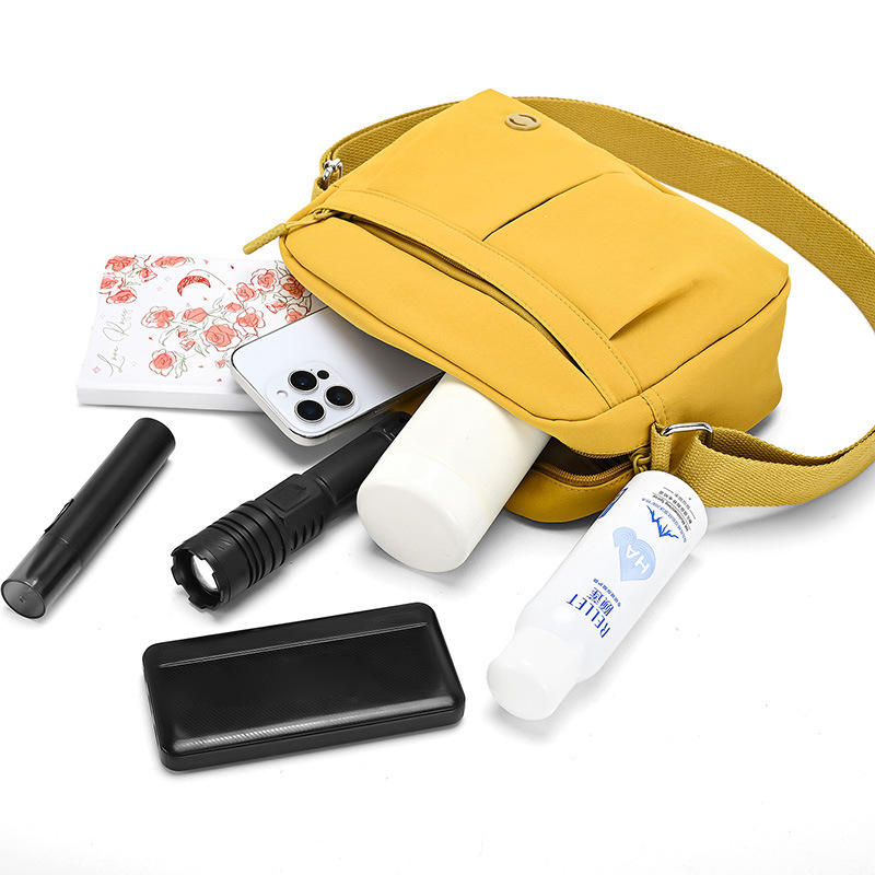 Crossbody torba od oxford platna, ulični stil, vodoravni pravokutni oblik, zatvarač, jedna naramenica, unutarnji džepovi: skriveni džep sa zipom, džep za telefon, džep za dokumente - ljeto 2025