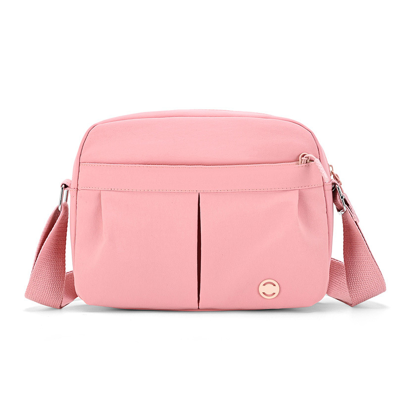 Crossbody torba od oxford platna, ulični stil, vodoravni pravokutni oblik, zatvarač, jedna naramenica, unutarnji džepovi: skriveni džep sa zipom, džep za telefon, džep za dokumente - ljeto 2025