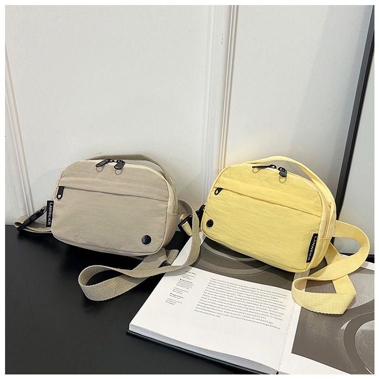 Torba preko ramena - japanskog stila, lagana, kvadratnog dizajna za svakodnevnu upotrebu (Materijal: platno; Oblik: horizontalni kvadrat; Otvaranje: zatvarač; Unutarnja podstava: poliester; Remen: jedan remen)