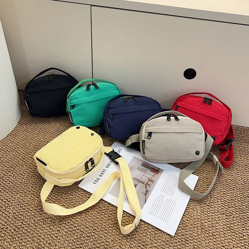 Torba preko ramena - japanskog stila, lagana, kvadratnog dizajna za svakodnevnu upotrebu (Materijal: platno; Oblik: horizontalni kvadrat; Otvaranje: zatvarač; Unutarnja podstava: poliester; Remen: jedan remen)