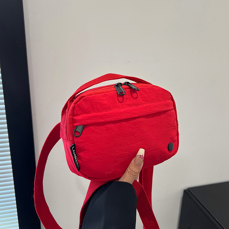 Torba preko ramena - japanskog stila, lagana, kvadratnog dizajna za svakodnevnu upotrebu (Materijal: platno; Oblik: horizontalni kvadrat; Otvaranje: zatvarač; Unutarnja podstava: poliester; Remen: jedan remen)