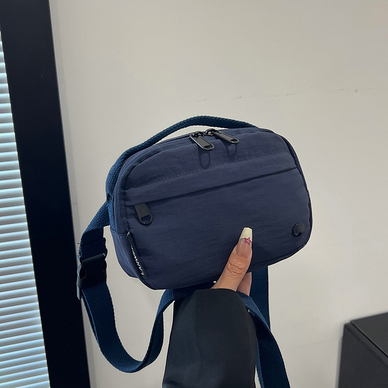 Torba preko ramena - japanskog stila, lagana, kvadratnog dizajna za svakodnevnu upotrebu (Materijal: platno; Oblik: horizontalni kvadrat; Otvaranje: zatvarač; Unutarnja podstava: poliester; Remen: jedan remen)