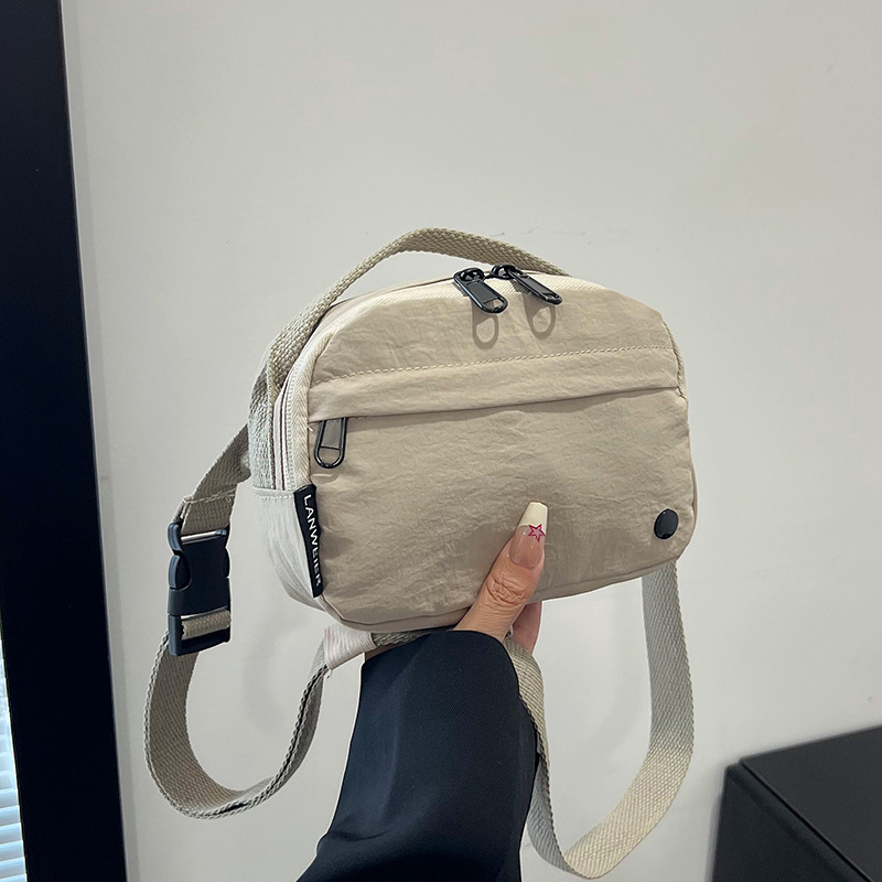 Torba preko ramena - japanskog stila, lagana, kvadratnog dizajna za svakodnevnu upotrebu (Materijal: platno; Oblik: horizontalni kvadrat; Otvaranje: zatvarač; Unutarnja podstava: poliester; Remen: jedan remen)