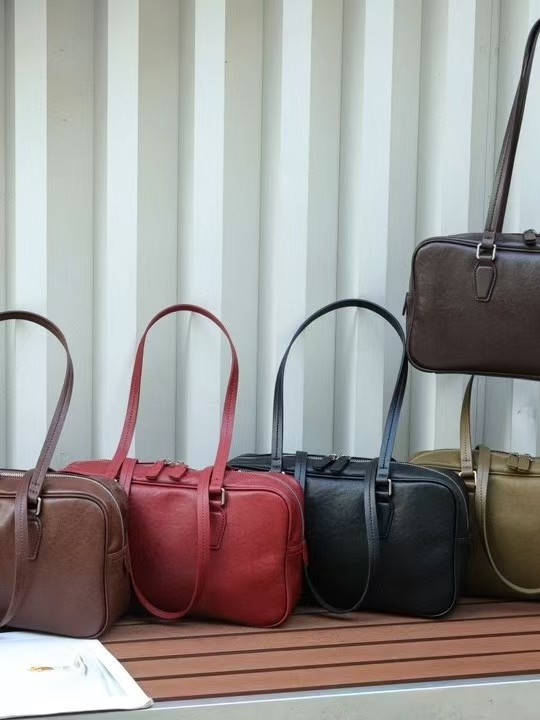 Torba baguette - prava koža, prvi sloj goveđe kože, street trend, vodoravni kvadratni oblik, laminirani unutarnji džep sa zipom