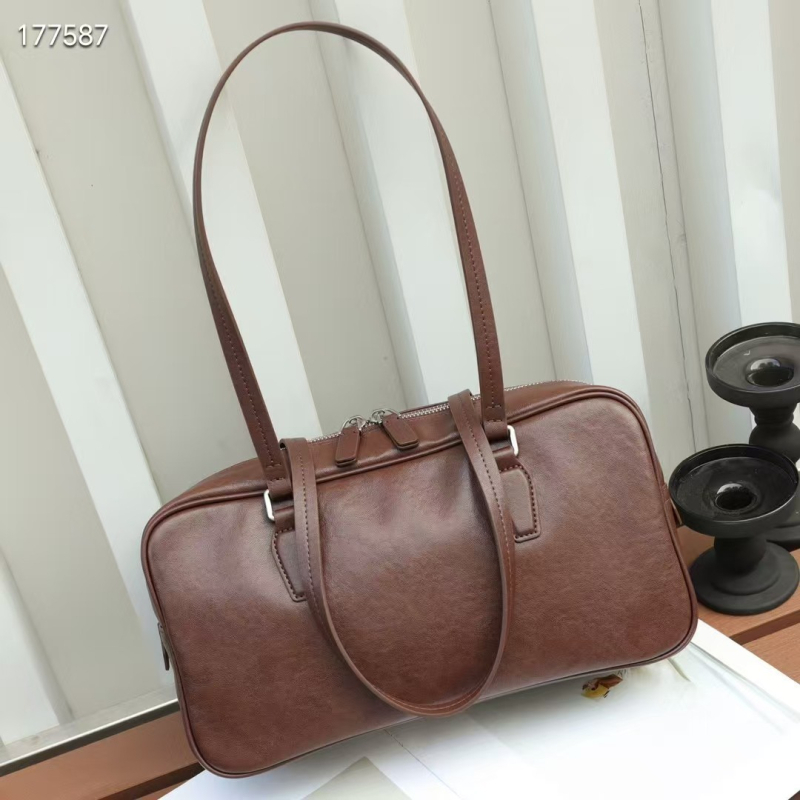 Torba baguette - prava koža, prvi sloj goveđe kože, street trend, vodoravni kvadratni oblik, laminirani unutarnji džep sa zipom