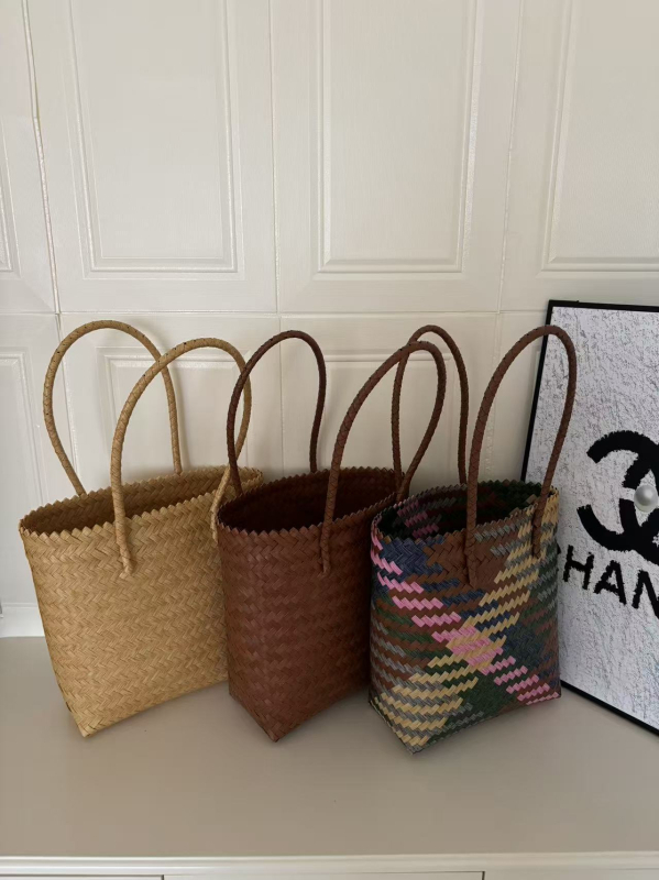 Torba od umjetnog ratana; pleteni stil; oblik: horizontalni kvadrat; podstava: nema; Način otvaranja: otvoreno (Materijal: plastika; Stil: pleteni; Oblik: horizontalni kvadrat; Podstava: nema; Način otvaranja: otvoreno)