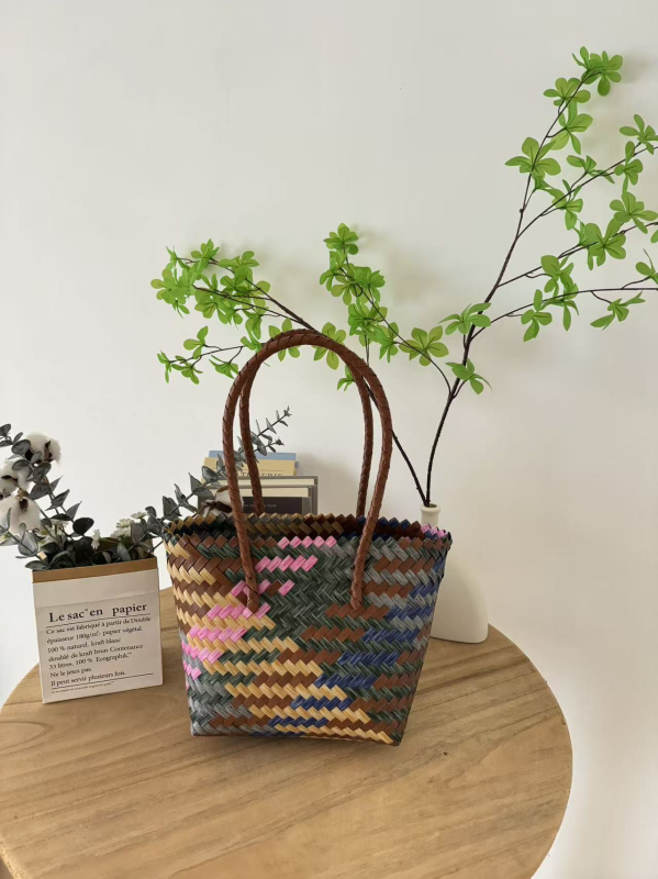 Torba od umjetnog ratana; pleteni stil; oblik: horizontalni kvadrat; podstava: nema; Način otvaranja: otvoreno (Materijal: plastika; Stil: pleteni; Oblik: horizontalni kvadrat; Podstava: nema; Način otvaranja: otvoreno)