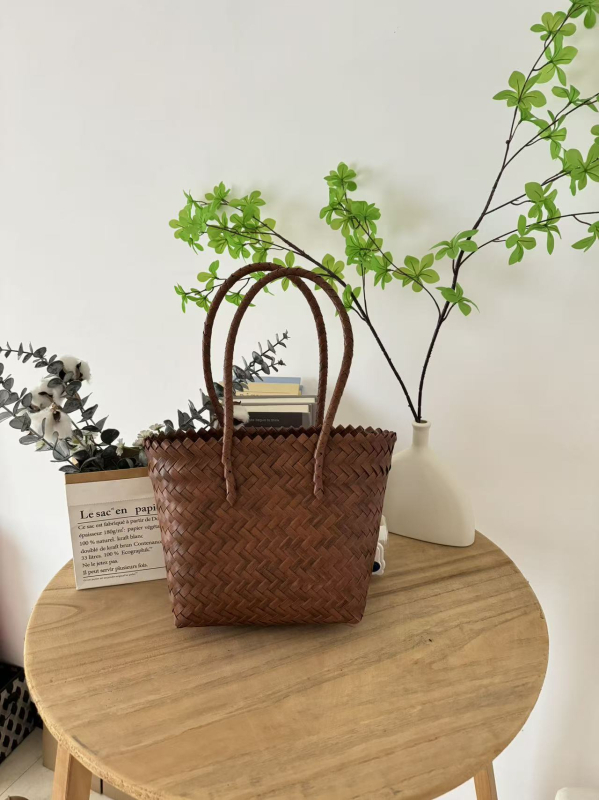 Torba od umjetnog ratana; pleteni stil; oblik: horizontalni kvadrat; podstava: nema; Način otvaranja: otvoreno (Materijal: plastika; Stil: pleteni; Oblik: horizontalni kvadrat; Podstava: nema; Način otvaranja: otvoreno)