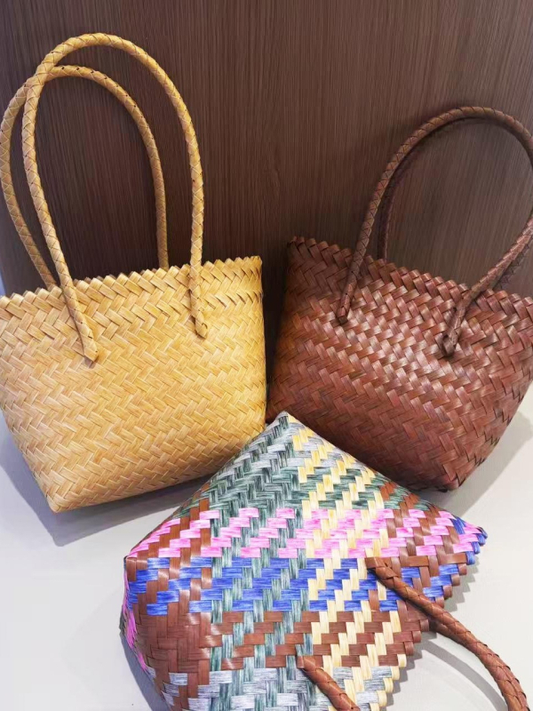 Torba od umjetnog ratana; pleteni stil; oblik: horizontalni kvadrat; podstava: nema; Način otvaranja: otvoreno (Materijal: plastika; Stil: pleteni; Oblik: horizontalni kvadrat; Podstava: nema; Način otvaranja: otvoreno)