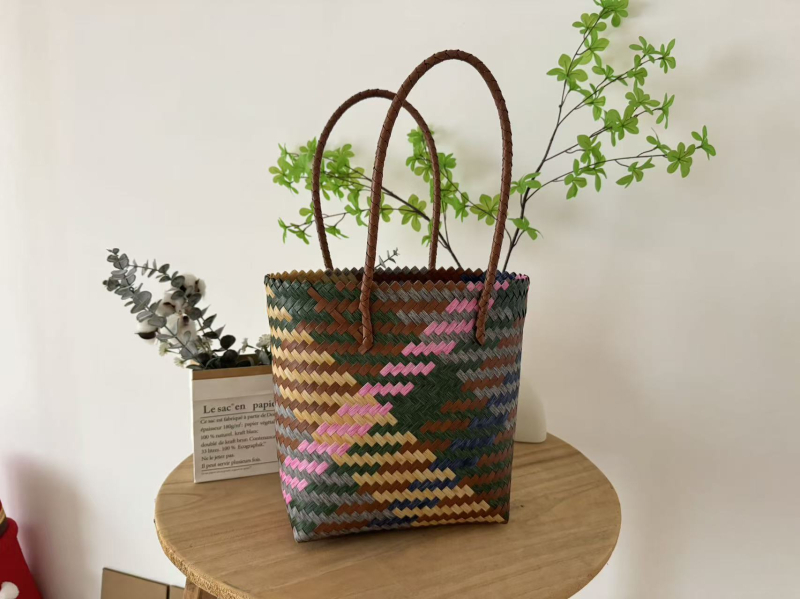 Torba od umjetnog ratana; pleteni stil; oblik: horizontalni kvadrat; podstava: nema; Način otvaranja: otvoreno (Materijal: plastika; Stil: pleteni; Oblik: horizontalni kvadrat; Podstava: nema; Način otvaranja: otvoreno)