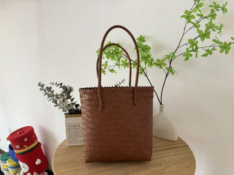 Torba od umjetnog ratana; pleteni stil; oblik: horizontalni kvadrat; podstava: nema; Način otvaranja: otvoreno (Materijal: plastika; Stil: pleteni; Oblik: horizontalni kvadrat; Podstava: nema; Način otvaranja: otvoreno)