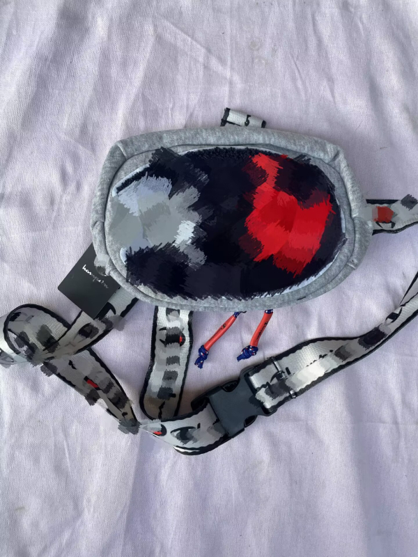 Geantă plush cu stil street-fashion, purtare versatilă: talie, piept sau crossbody, pentru utilizare zilnică, Primăvara 2025