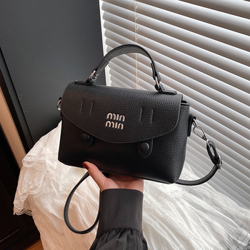 PU crossbody torbica, mala kvadratna silueta, zatvarač, unutarnji džep za telefon, poliester podstava, šifra proizvoda YY8007.