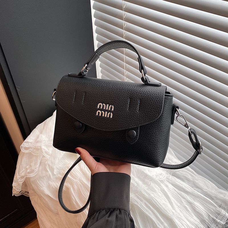 PU crossbody torbica, mala kvadratna silueta, zatvarač, unutarnji džep za telefon, poliester podstava, šifra proizvoda YY8007.