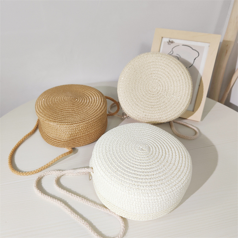 Geantă rotundă din pai, împletită, cu fermoar, curea de umăr, buzunare pentru telefon și ID