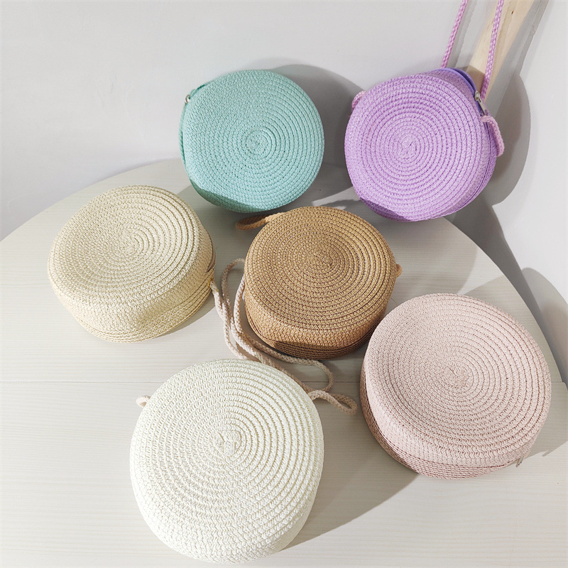 Geantă rotundă din pai, împletită, cu fermoar, curea de umăr, buzunare pentru telefon și ID