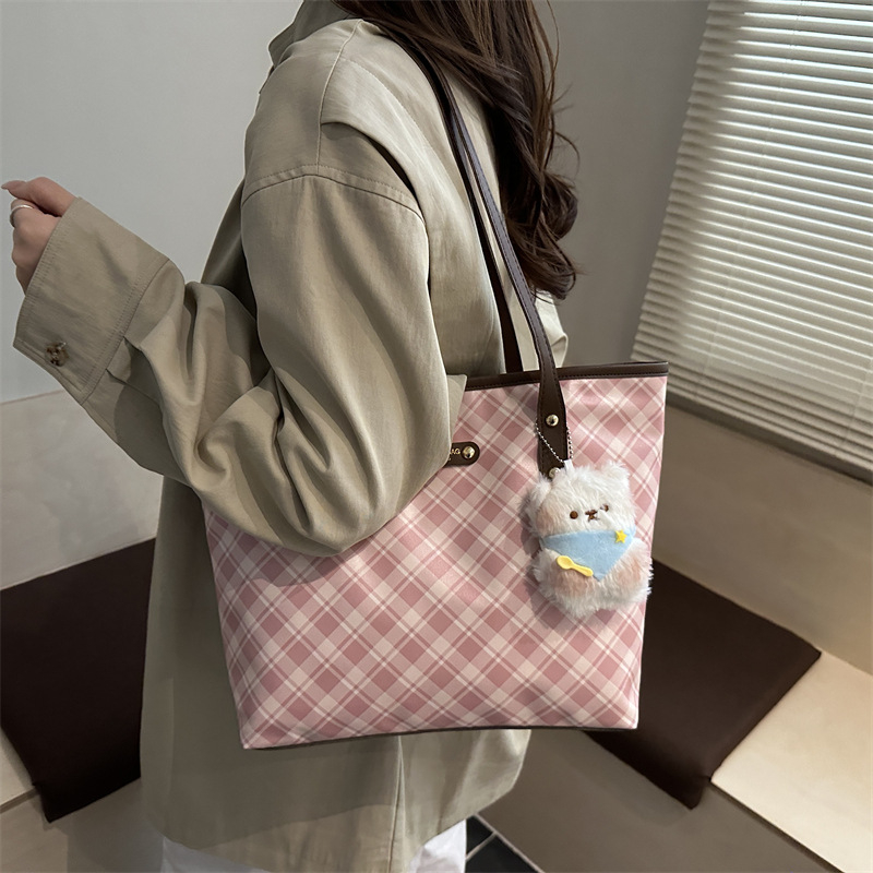 Női tote táska, nagy kapacitás, városi minimalist stílus, cipzáras nyitás, poliészter bélés, vízszintes négyszögletes forma