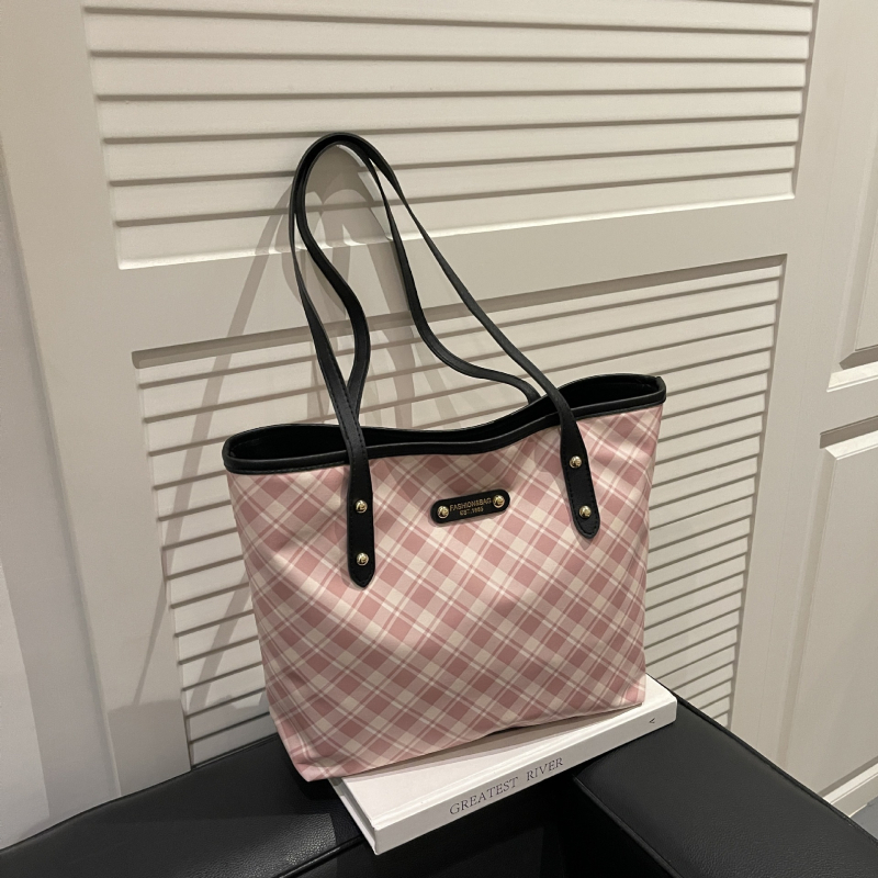 Női tote táska, nagy kapacitás, városi minimalist stílus, cipzáras nyitás, poliészter bélés, vízszintes négyszögletes forma