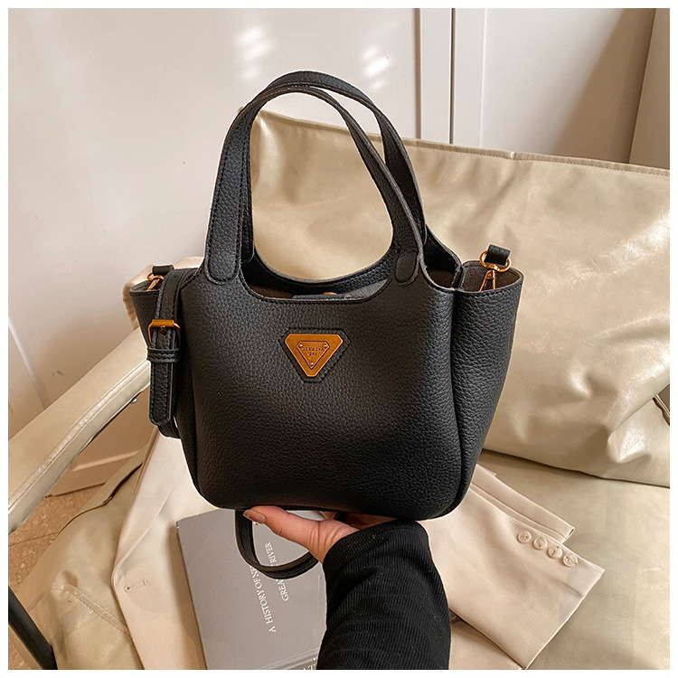 Női PU anyagú vödörtáska, városi egyszerű stílus, zipzáras záródás, belső cipzáros zseb, poliészter bélés