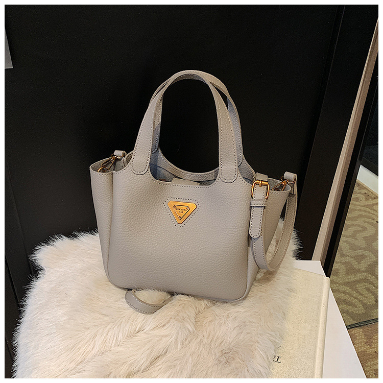 Női PU anyagú vödörtáska, városi egyszerű stílus, zipzáras záródás, belső cipzáros zseb, poliészter bélés