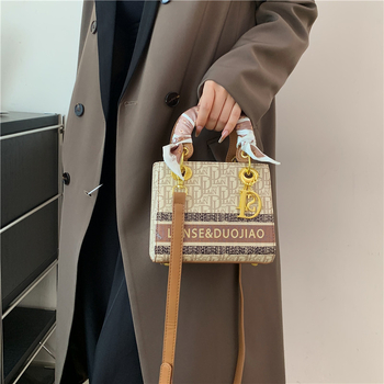 Női vászontáska Princess Diana stílusban, vízszintes négyszögletes forma, cipzár, belső zseb a telefon számára.