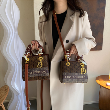 Női vászontáska Princess Diana stílusban, vízszintes négyszögletes forma, cipzár, belső zseb a telefon számára.