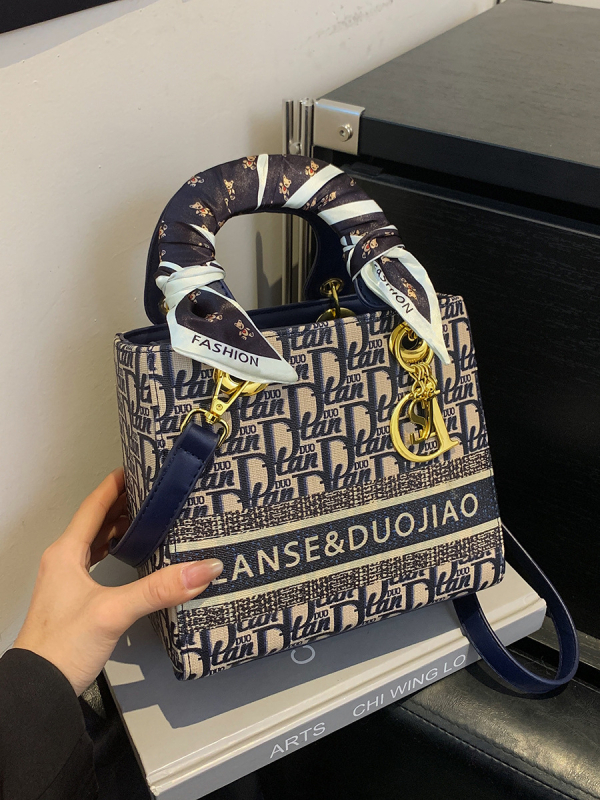 Női vászontáska Princess Diana stílusban, vízszintes négyszögletes forma, cipzár, belső zseb a telefon számára.