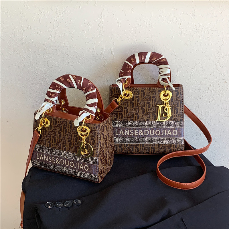 Női vászontáska Princess Diana stílusban, vízszintes négyszögletes forma, cipzár, belső zseb a telefon számára.