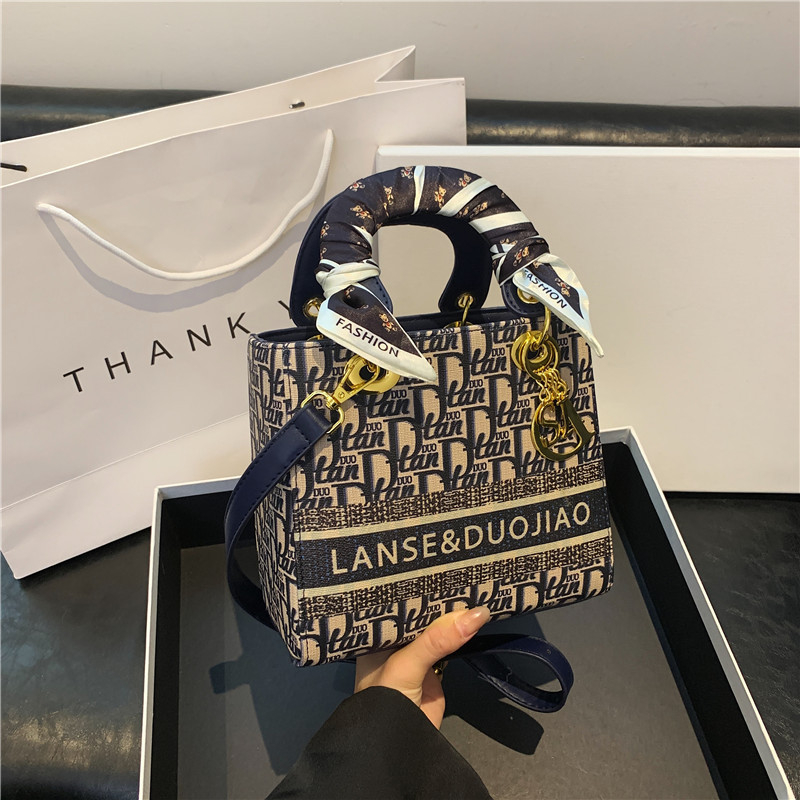 Női vászontáska Princess Diana stílusban, vízszintes négyszögletes forma, cipzár, belső zseb a telefon számára.