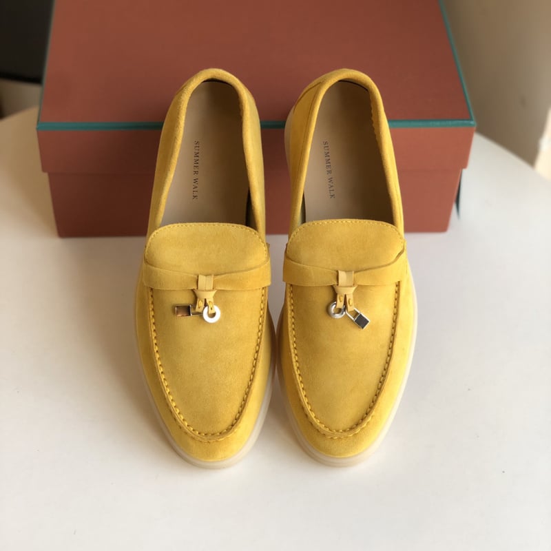 Λόφερ από σουέντ προβάτων; επάνω μέρος από σουέντ; εσωτερικό από φυσικό δέρμα; σόλα TPU; χαμηλός τακούνι 1–3 εκ