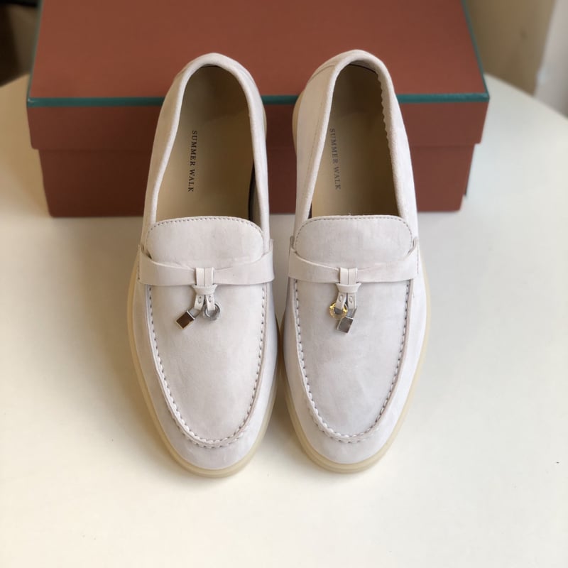 Λόφερ από σουέντ προβάτων; επάνω μέρος από σουέντ; εσωτερικό από φυσικό δέρμα; σόλα TPU; χαμηλός τακούνι 1–3 εκ