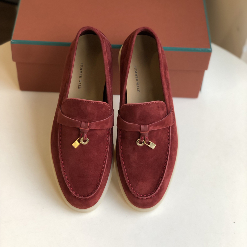 Λόφερ από σουέντ προβάτων; επάνω μέρος από σουέντ; εσωτερικό από φυσικό δέρμα; σόλα TPU; χαμηλός τακούνι 1–3 εκ