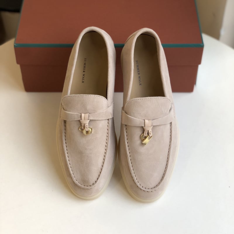 Λόφερ από σουέντ προβάτων; επάνω μέρος από σουέντ; εσωτερικό από φυσικό δέρμα; σόλα TPU; χαμηλός τακούνι 1–3 εκ