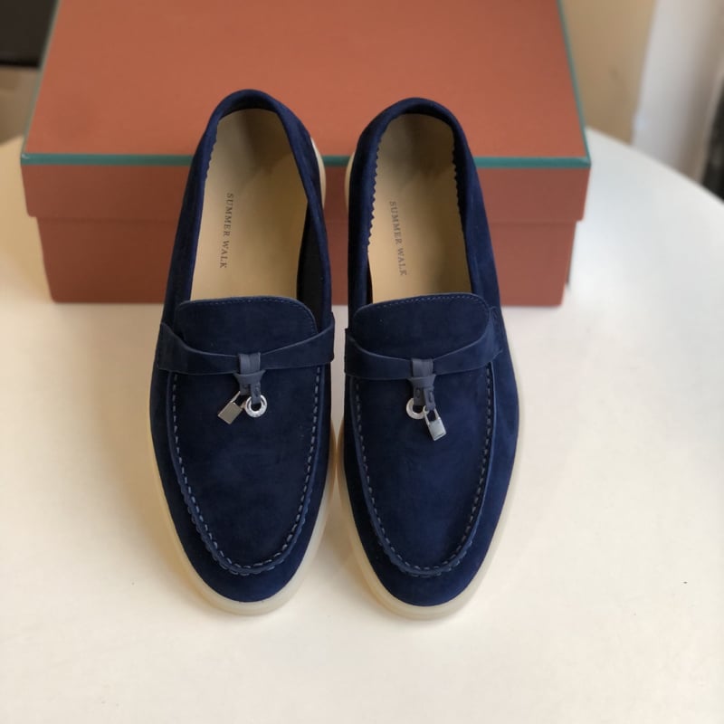 Λόφερ από σουέντ προβάτων; επάνω μέρος από σουέντ; εσωτερικό από φυσικό δέρμα; σόλα TPU; χαμηλός τακούνι 1–3 εκ