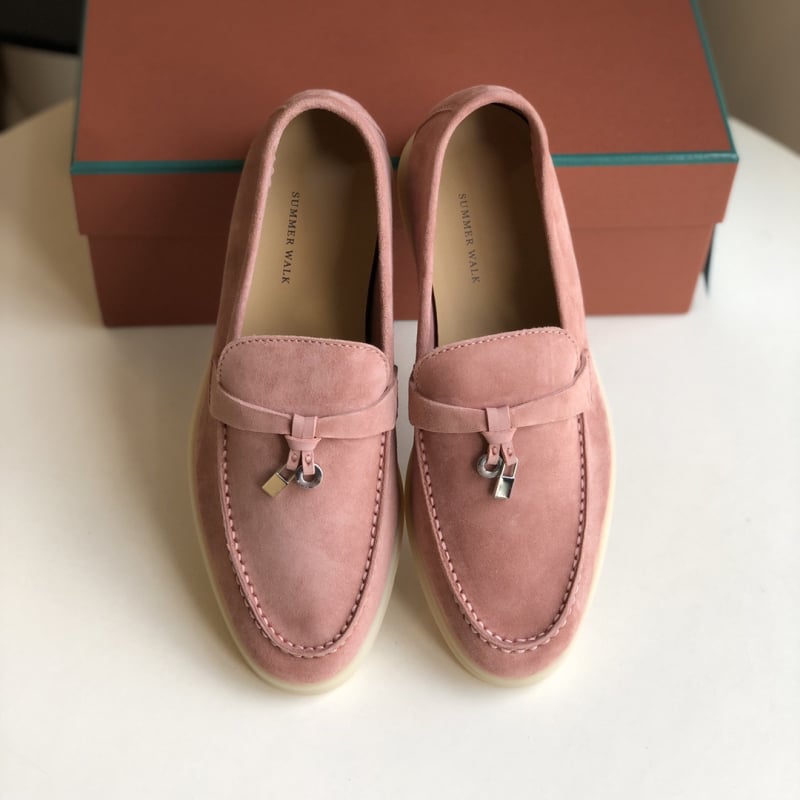 Λόφερ από σουέντ προβάτων; επάνω μέρος από σουέντ; εσωτερικό από φυσικό δέρμα; σόλα TPU; χαμηλός τακούνι 1–3 εκ