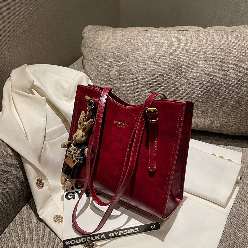 PU közepes méretű tote táska nylon béléssel, cipzáras nyitás, belső cipzáras zseb, két vállpánt