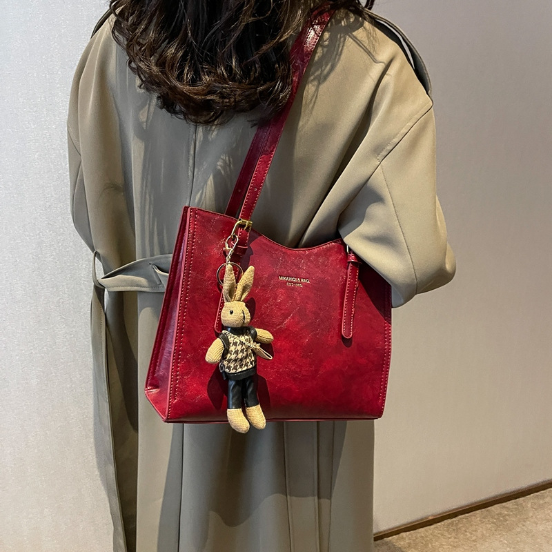 PU közepes méretű tote táska nylon béléssel, cipzáras nyitás, belső cipzáras zseb, két vállpánt