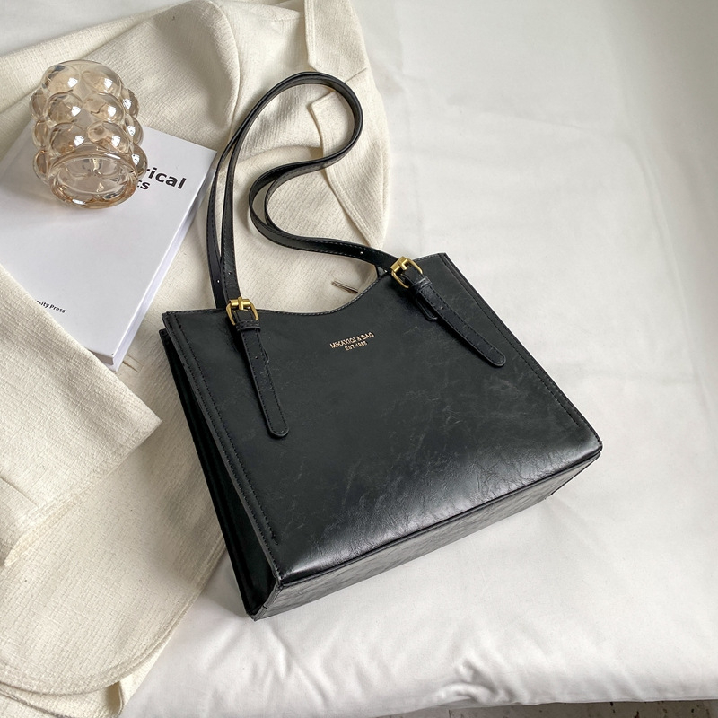 PU közepes méretű tote táska nylon béléssel, cipzáras nyitás, belső cipzáras zseb, két vállpánt