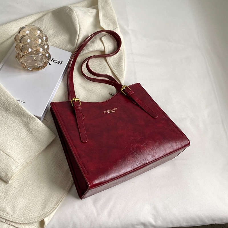 PU közepes méretű tote táska nylon béléssel, cipzáras nyitás, belső cipzáras zseb, két vállpánt