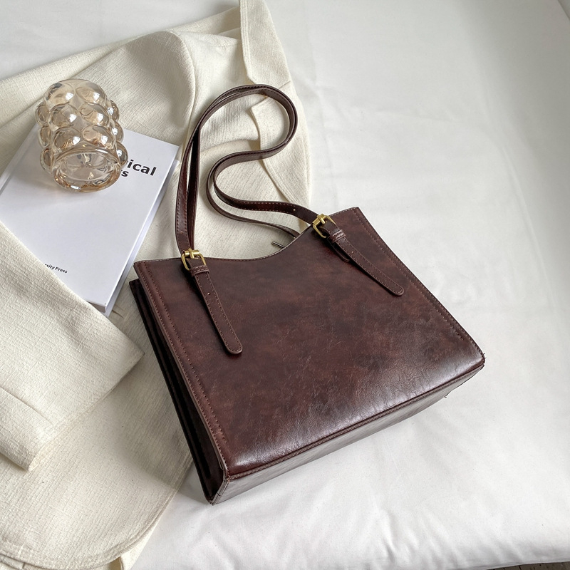 PU közepes méretű tote táska nylon béléssel, cipzáras nyitás, belső cipzáras zseb, két vállpánt