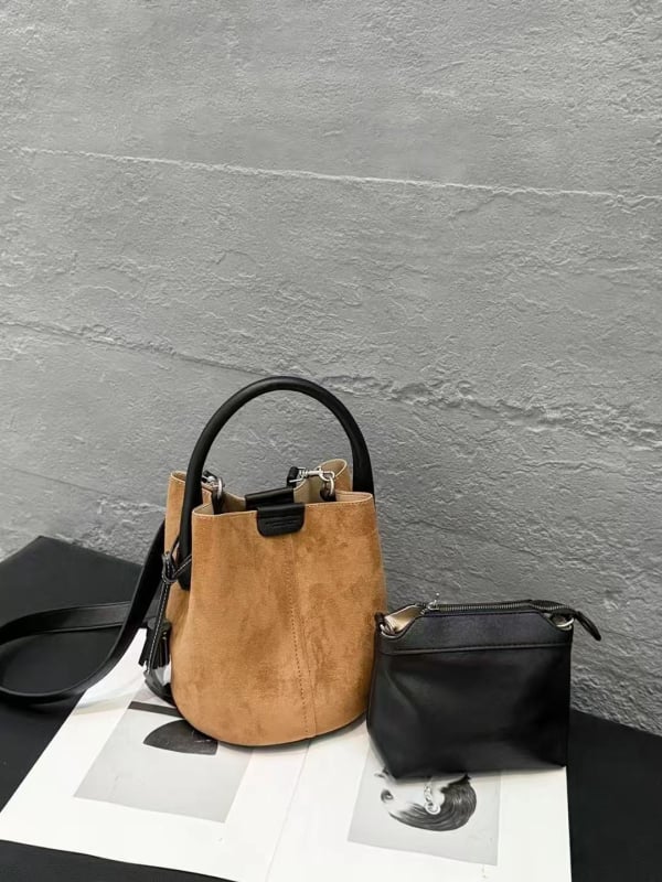 Urban minimalistička bucket torba od velura s pijeskom teksturom, horizontalni pravokutni oblik