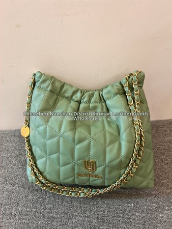 Geantă bucket cu lanț cusut în model diamant – PU, închidere magnetică, buzunar intern cu fermoar și buzunar pentru ID, căptușeală din poliester, bretea de umăr