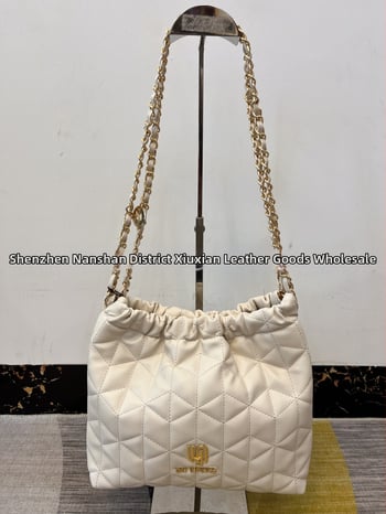 Geantă bucket cu lanț cusut în model diamant – PU, închidere magnetică, buzunar intern cu fermoar și buzunar pentru ID, căptușeală din poliester, bretea de umăr