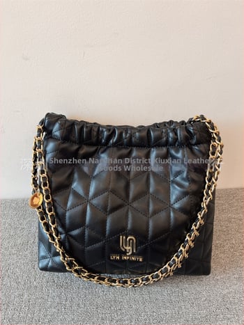 Geantă bucket cu lanț cusut în model diamant – PU, închidere magnetică, buzunar intern cu fermoar și buzunar pentru ID, căptușeală din poliester, bretea de umăr