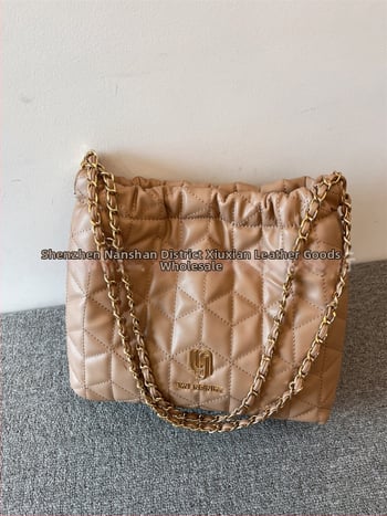 Geantă bucket cu lanț cusut în model diamant – PU, închidere magnetică, buzunar intern cu fermoar și buzunar pentru ID, căptușeală din poliester, bretea de umăr